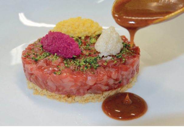 Tartare de Wagyu, crumble de beaufort et jus de langoustine, par François Moureaux