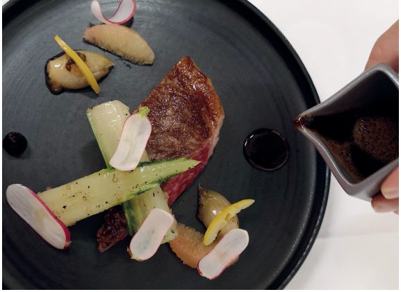 Rumsteck de Wagyu aux échalotes confites et carpaccio grillé au comté, par Joël Césari
