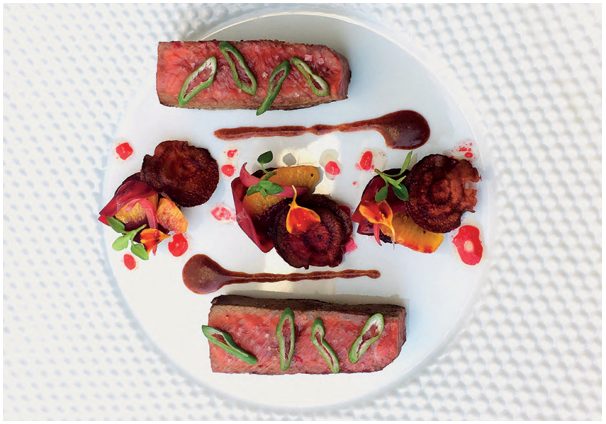 Pièce de Wagyu glacée à la lie de pinot noir, betterave et orange sanguine, par Joël Philipps