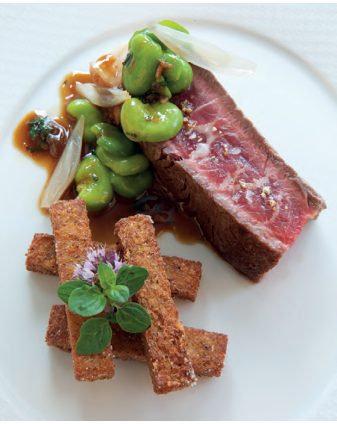 Faux-filet de Wagyu, frites de gaudes et fèves au jus de queue de bœuf, par Romuald Fassenet