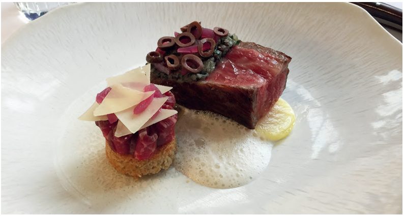 Faux-filet de Wagyu mariné au sel sur sablé, jus de taggiasca et mousse de parmesan, par Sébastien Grospellier