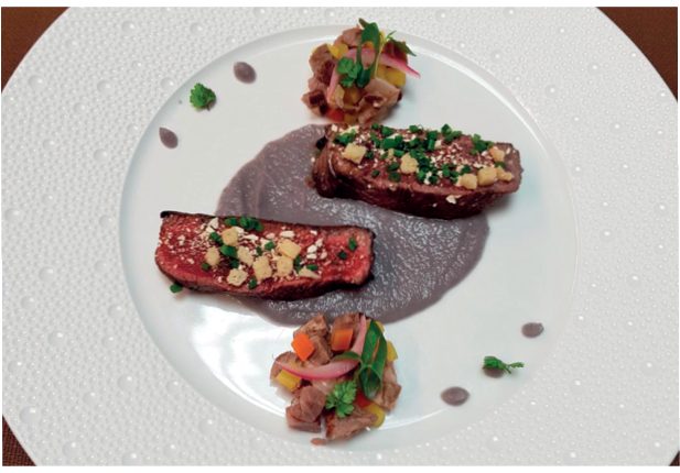 Pièce de Wagyu rôtie au raifort et à la cardamome, soubise d'oignon rouge, par Stephan Schneider