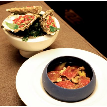 Wagyu en deux préparations, tartare à l'huître et bouillon à l'ail noir, par Stéphane Laruelle