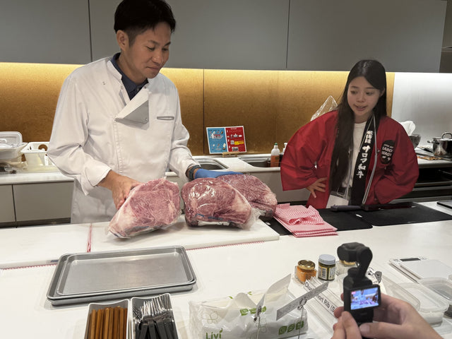 Pièces de Wagyu conditionnées sous vide, étiquetées avant expédition