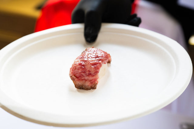 Pièce de Wagyu A5 juste saisie, service à l'assiette